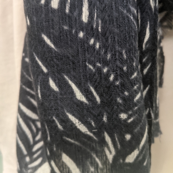 Lot of 2 J crew scarves. Blue and white and black and white - Picture 9 of 13